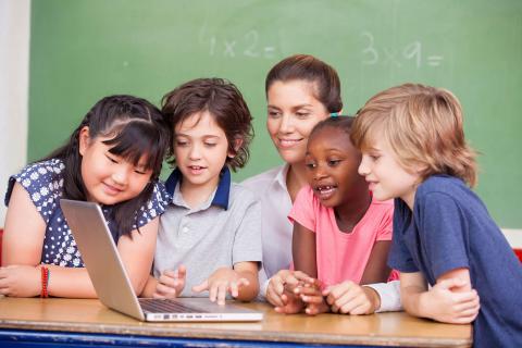 Des élèves dans une école qui regarde un ordinateur